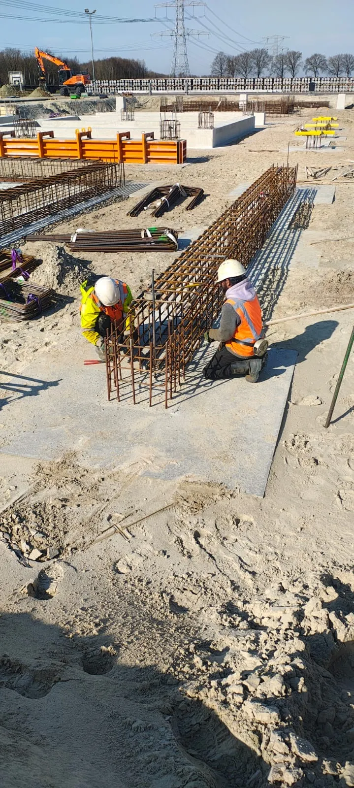 Vakmensen van Work Supply aan het werk aan een kolomkorf bij Holterman Wapeningsstaal