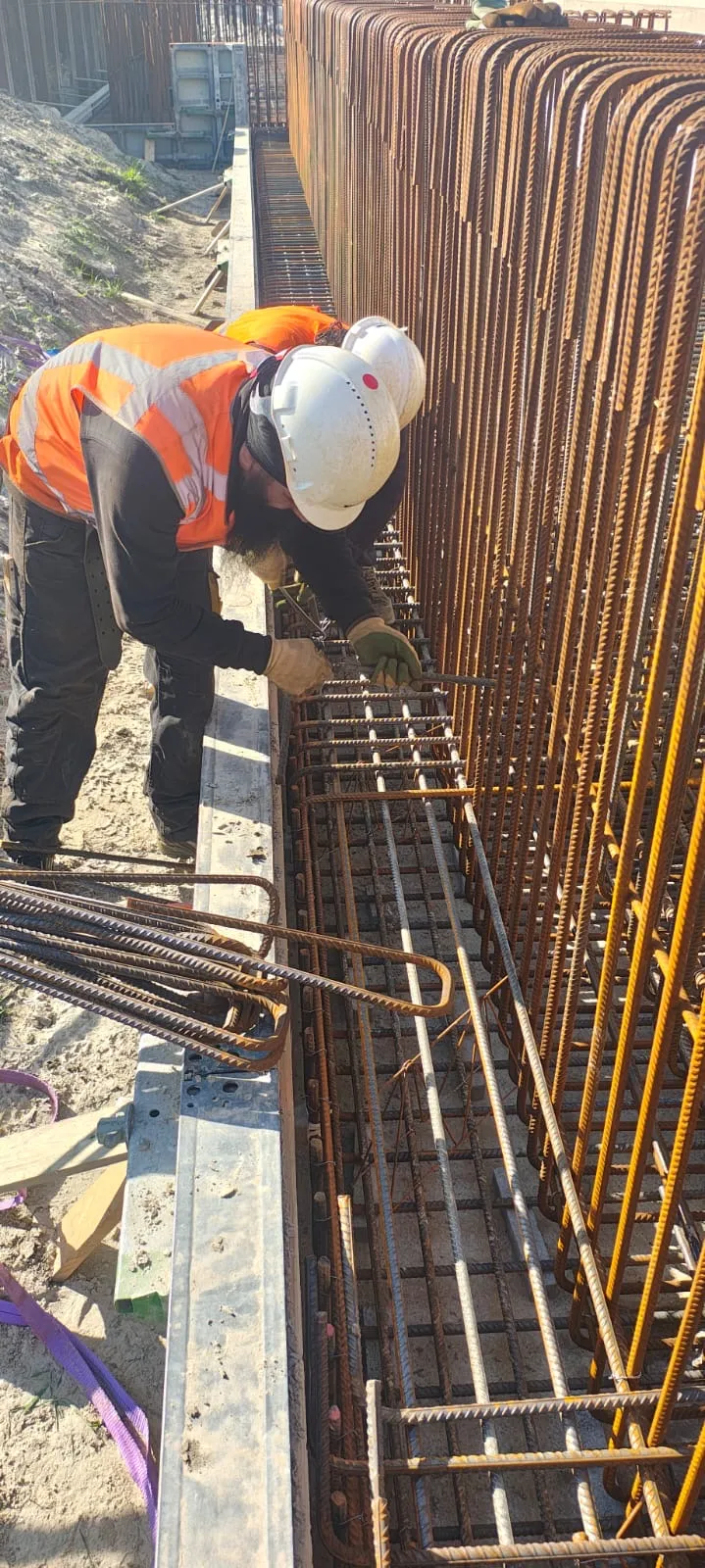 IJzervlechter van Work Supply aan het werk aan een wapeningswand