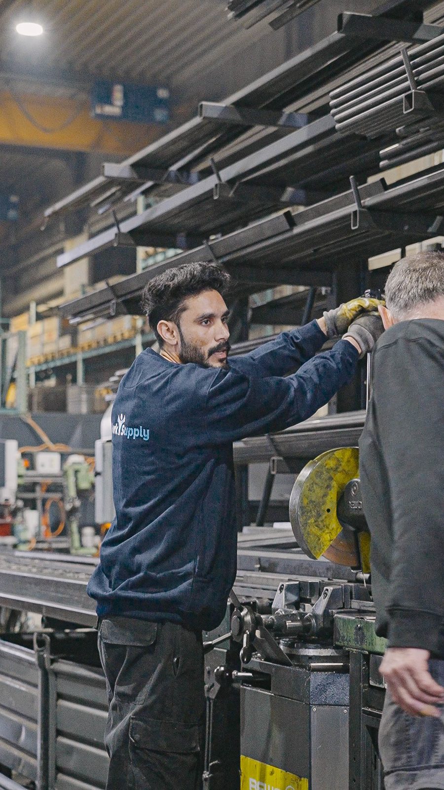 Voorman van Santbergen werkt een vakman van Work Supply in aan de zaagmachine