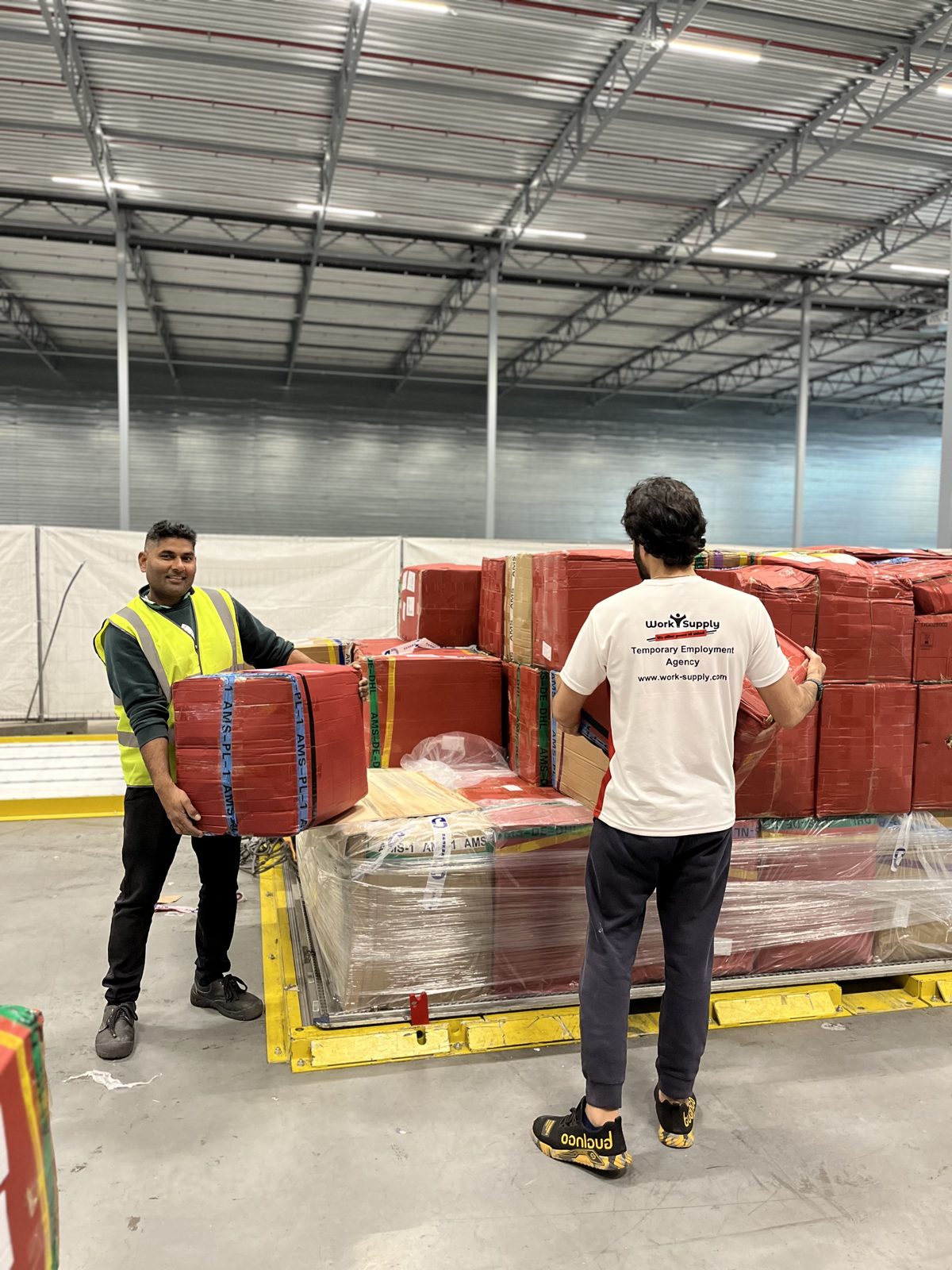 Medewerkers verwerken pallets op de logistieke werkvloer bij Shaoke